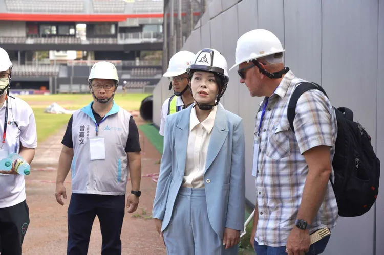 邀請MLB場務專家來台協助改善棒球場。新竹市府提供