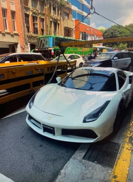 千萬Ferrari 488 GTB大剌剌違停太囂張　警查車牌「已註銷」立刻拖吊