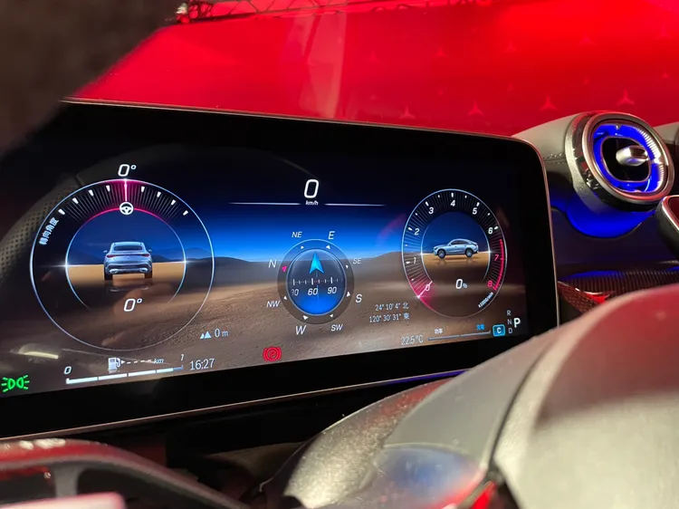 GLC Coupé帶來包含「智能停車輔助套件含 360° 環景攝影」、「越野駕駛模式介面」以及「地表偵視功能」在道路狹窄處大幅減輕視覺負擔。林浩昇攝