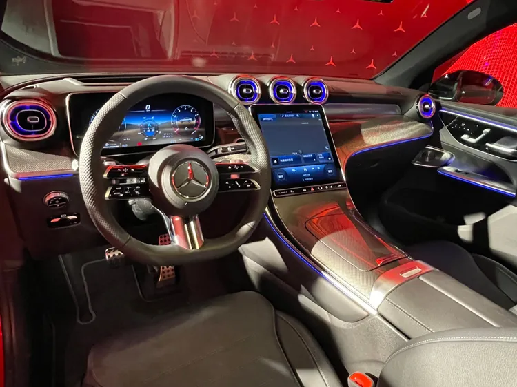 數位化的座艙中，多達64色的環景式內裝照明帶來絢麗的乘車體驗，並且搭載Burmester環場音響系統，提供 15 具高傳真喇叭與總輸出高達 710 瓦的 DSP 擴大器。林浩昇攝