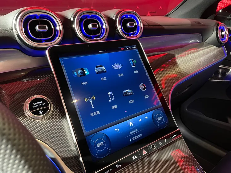 「Zero Layer 零層級觸控介面」透過 11.9 吋高解析度觸控螢幕，用直覺化操作號令行駛、操控、視聽娛樂、網路連線功能。林浩昇攝