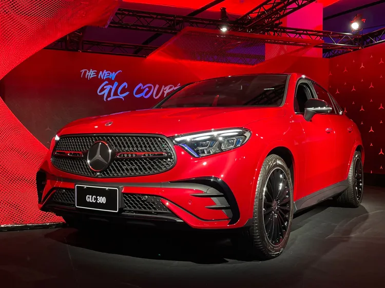 GLC Coupé車頭標配「霧銀星芒型水箱護罩」，另可搭配AMG Line外觀套件及多光束智慧型數位頭燈。林浩昇攝