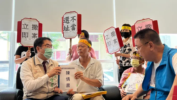 自救會向市長黃偉哲陳情。王志弘攝