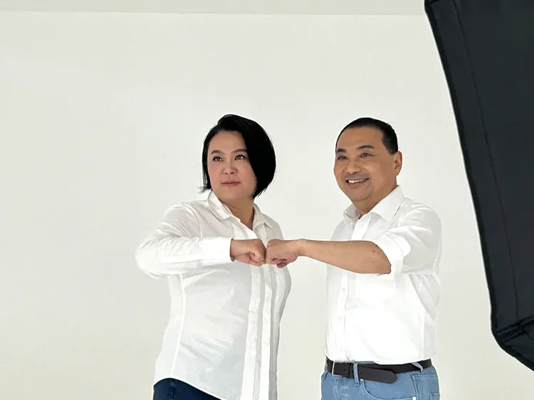 侯友宜和陳玉珍比「捍衛金門」。侯辦提供