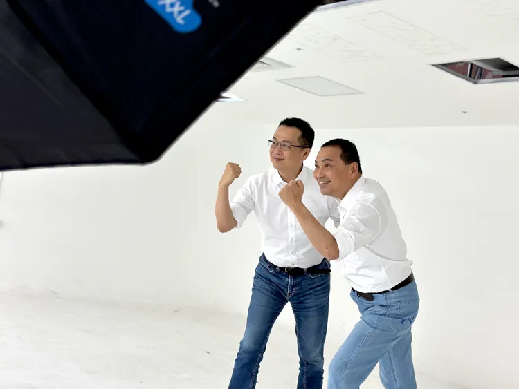 羅智強日前和侯辦執行長金溥聰槓上，但今仍和侯友宜合拍定裝照。侯辦提供