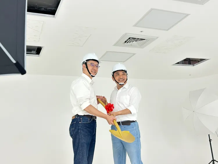 侯友宜跟新北立委參選人張智倫合影。侯辦提供