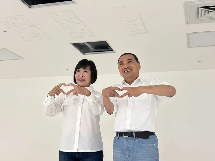 侯友宜和呂玉玲合拍定裝照。侯辦提供