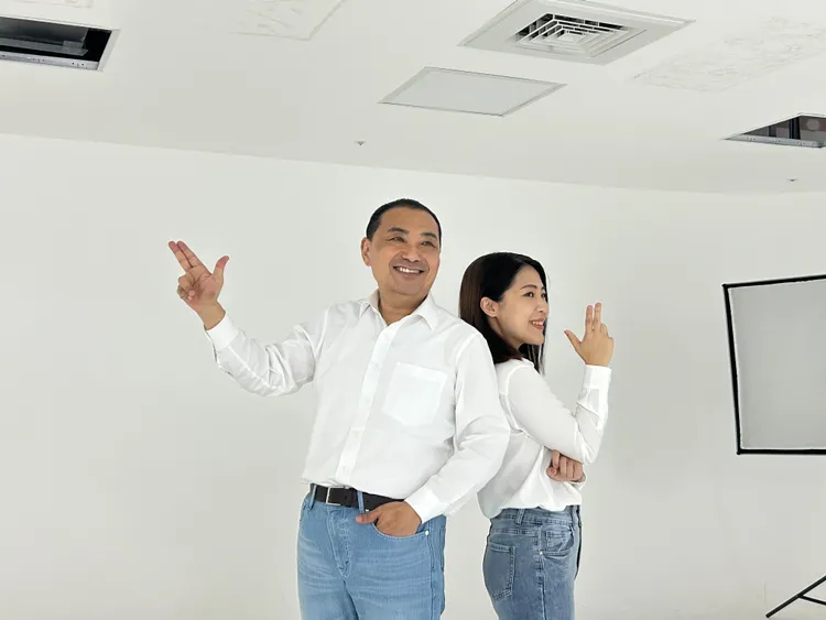 侯友宜今和徐巧芯拍定裝照。侯辦提供