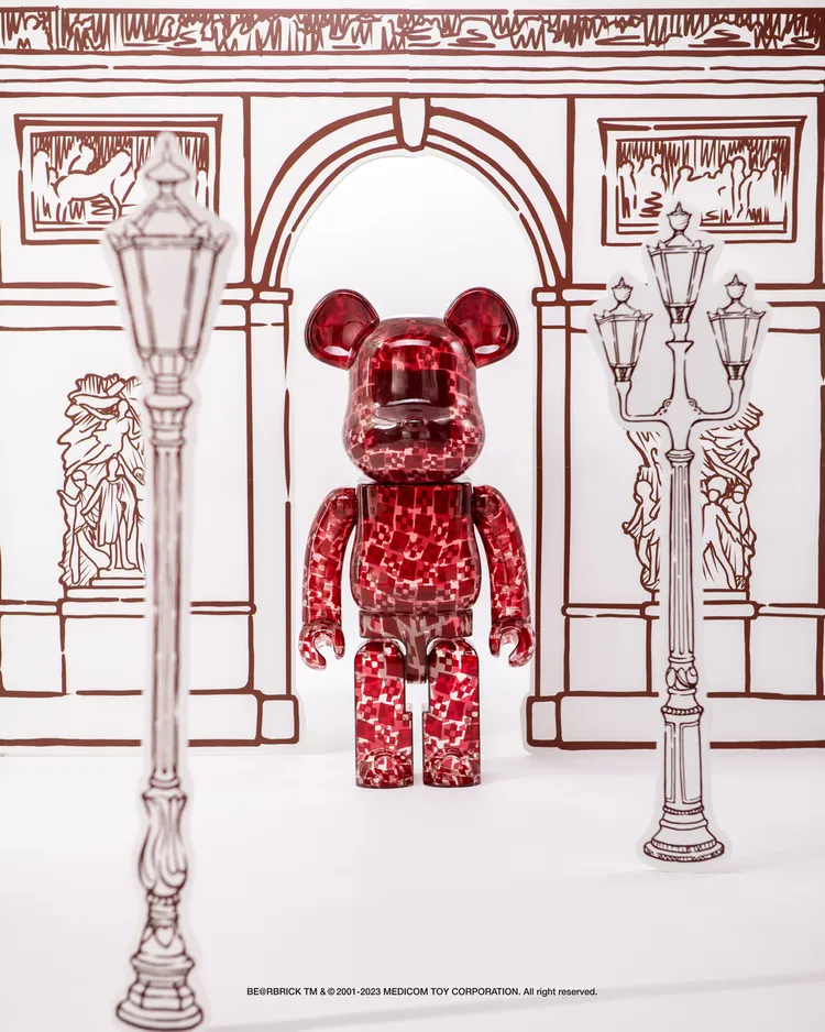 SANDRO推出CROSS十字架印花庫柏力克熊限量聯名款。品牌提供