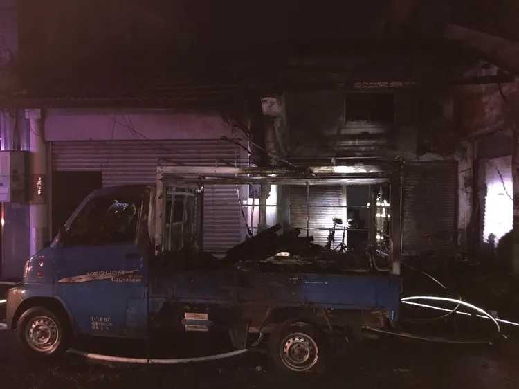 現場有人為縱火跡象，警消調查中。民眾提供