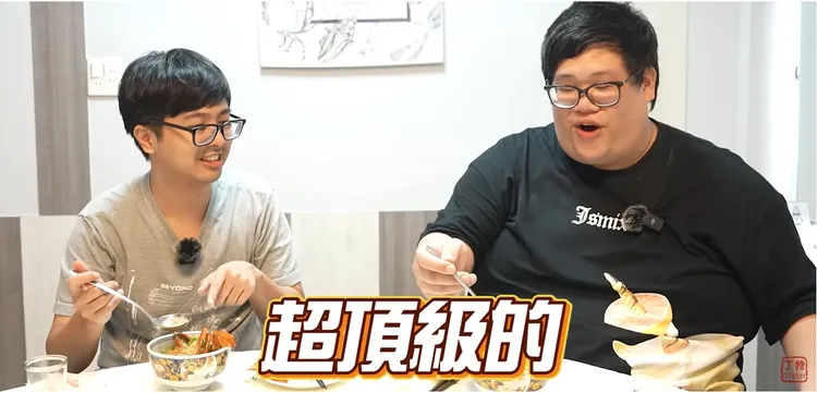 丁特邀請另一名遊戲實況主史丹利一起開箱4.1萬澎湖海鮮，以每人均價約3000元來算，他們共吃了10道菜頂級海鮮料理。翻攝《Dinter》的YouTube頻道