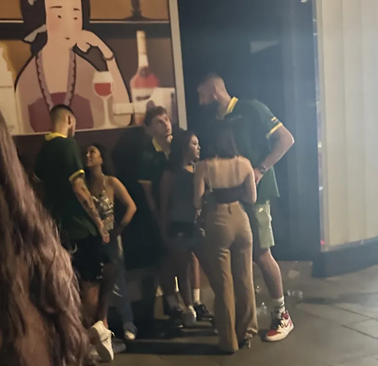 瓦倫邱納斯和隊友帶妹上夜店。   讀者提供