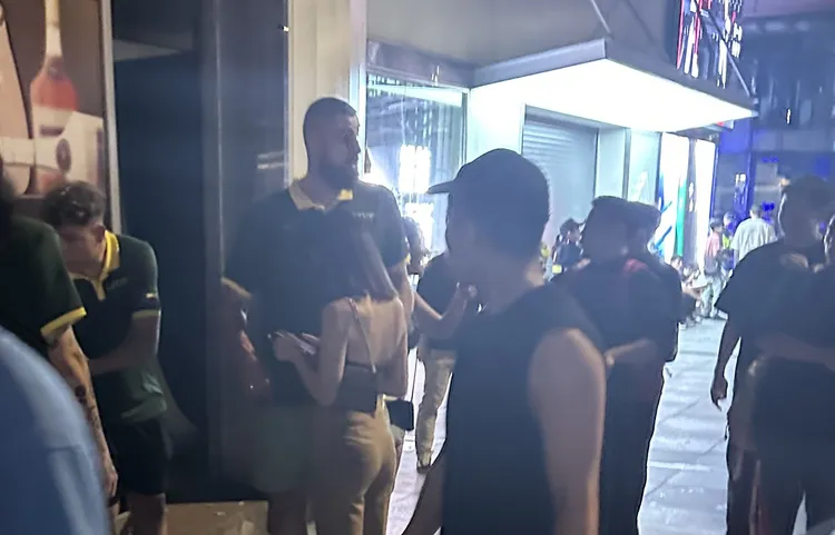 瓦倫邱納斯帶的女生強刪民眾手機照。   讀者提供