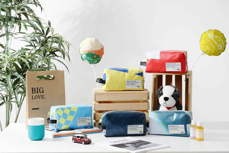  MINI總代理汎德運用集團行銷活動中使用過的帆布，再製成獨一無二的環保旅用盥洗包，讓廢棄物重獲新生。業者提供