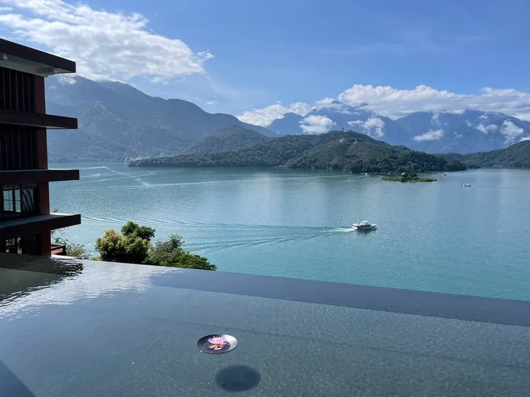 日月潭涵碧樓湖景套房，月色、湖色盡入眼簾。日月潭涵碧樓酒店提供