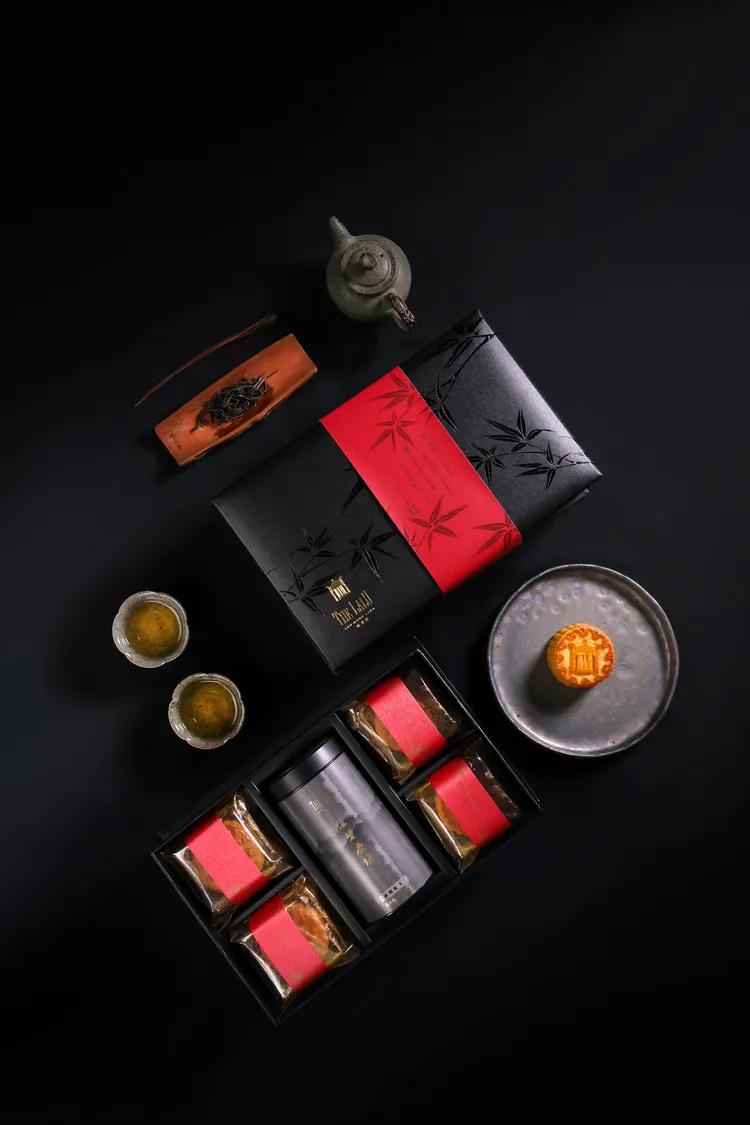 日月潭涵碧樓頌月禮盒精緻中帶著沉穩內斂的包裝風格，古典中兼具優雅的美學氣息，讓親友、家人團聚共賞明月之時，一同享受奢華質感與細緻的人文品味。日月潭涵碧樓酒店提供