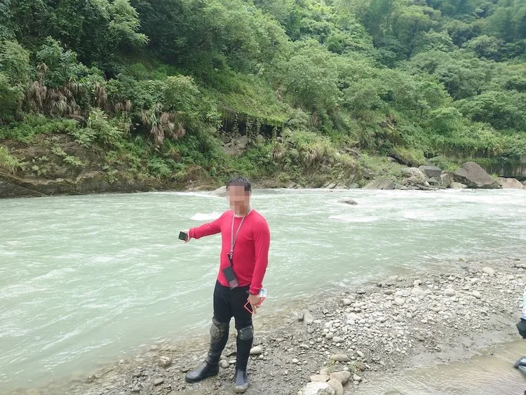 警方表示，溪水湍急，曾好意勸告遊客勿下水。讀者提供