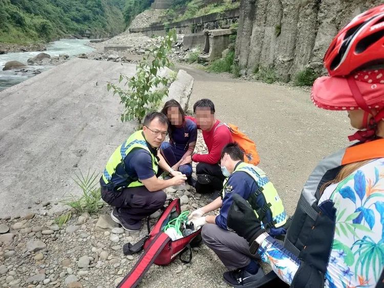 搜救人員找到落水女性。讀者提供