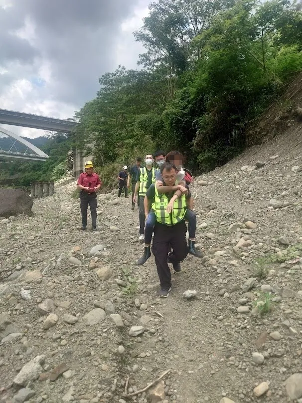 救難人員接力背傷患上岸。讀者提供