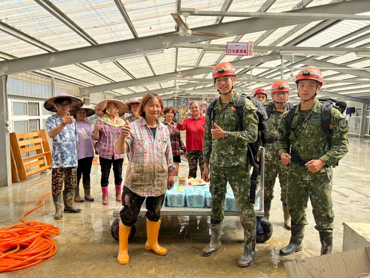 軍方協助災民復建。軍方提供