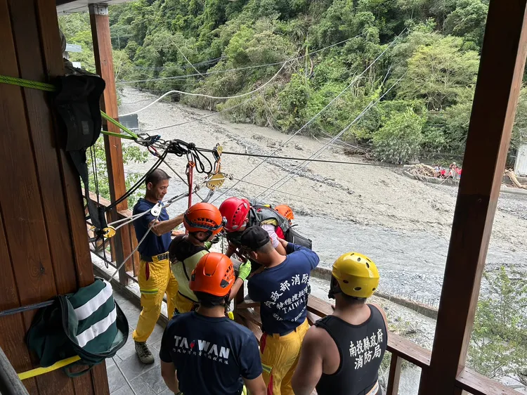 廬山溫泉區21名遊客、居民以繩索拖拉系統脫困。南投縣消防局提供