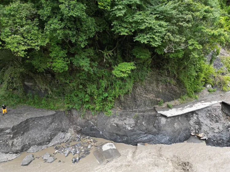 台中市特搜大隊今救援合歡仙境民宿，因環境惡劣暫時撤離。台中市消防局提供