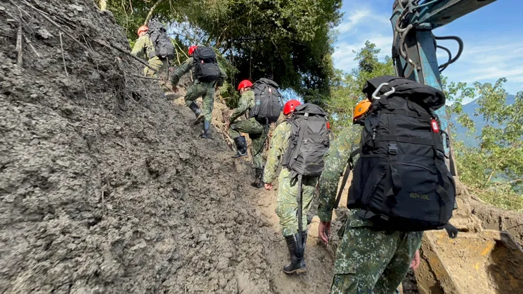 國軍以徒步方式運補物資。軍方提供
