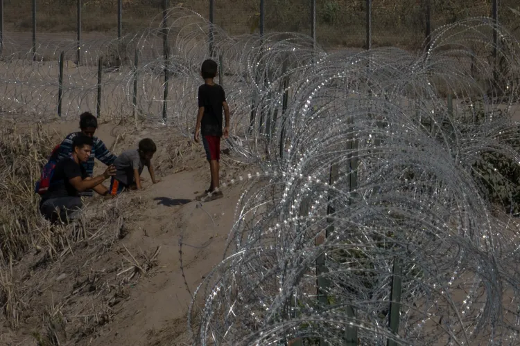 在美國這邊的河岸，還有設置如利刃般的鐵絲網，等著企圖偷渡的人們。路透社