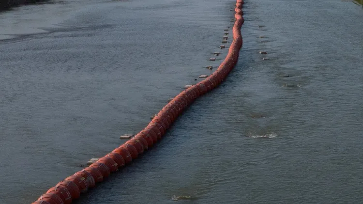 這條有如是「生死河」長城的河中浮動圍欄，在攀爬時很容易摔落河中，部分浮動圍欄甚至可加裝利刃，讓人沒有施力點，真是夭壽短命聰明。路透社