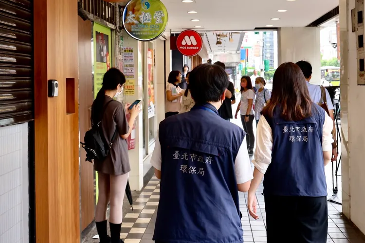 北市環保局前往連鎖飲料和速食店稽查輔導。林林攝