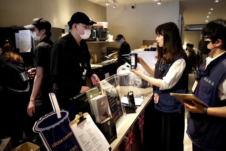 北市環保局前往連鎖飲料和速食店稽查輔導。林林攝
