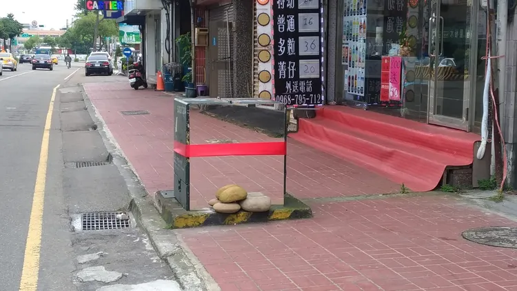 中壢路上驚見有透明變電箱。取自路上觀察學院