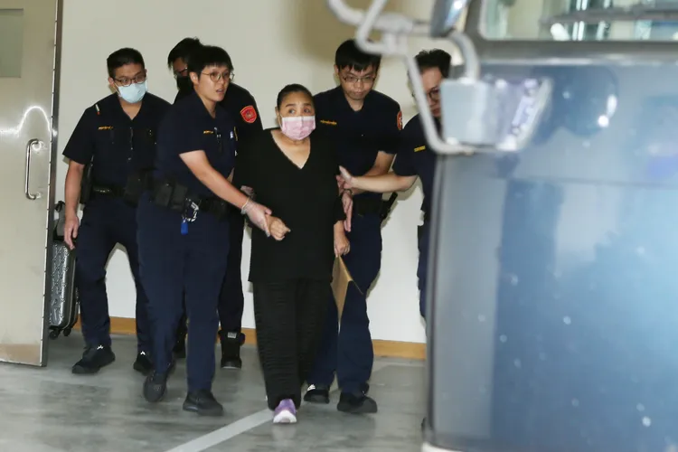 陳盈潔被法警帶上囚車。特勤中心攝