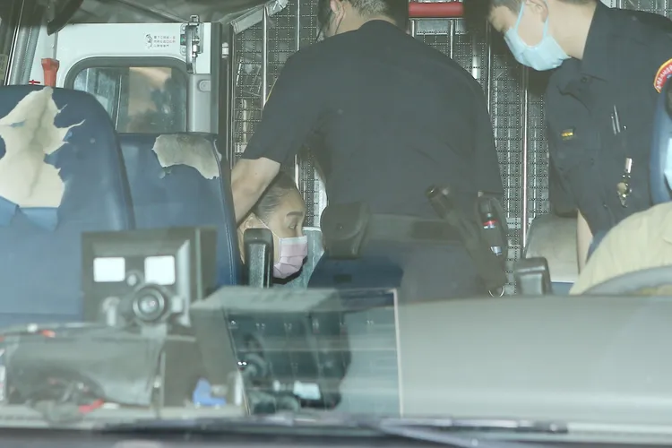 陳盈潔被帶上囚車。特勤中心攝