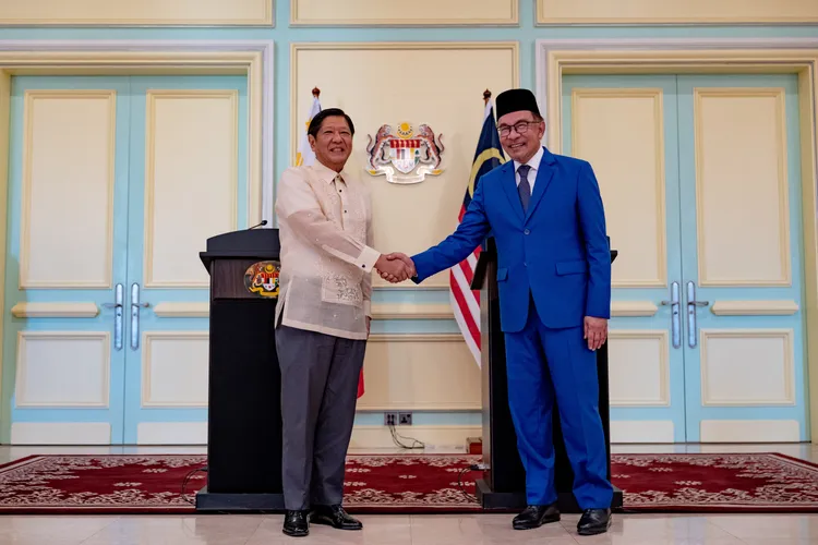 馬來西亞首相安華（右）上月26日與到訪的菲律賓總統小馬可仕會面。資料照片