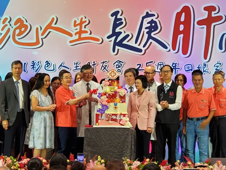 近300位病友今日參加「彩色人生肝友會暨25週年回娘家活動」。長庚醫院提供