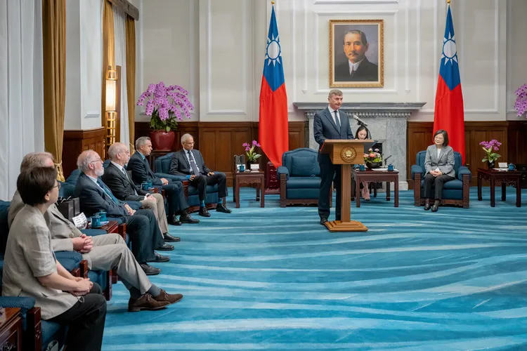 安席蒲指出，單方面依賴一個威權國家相當危險。總統府提供