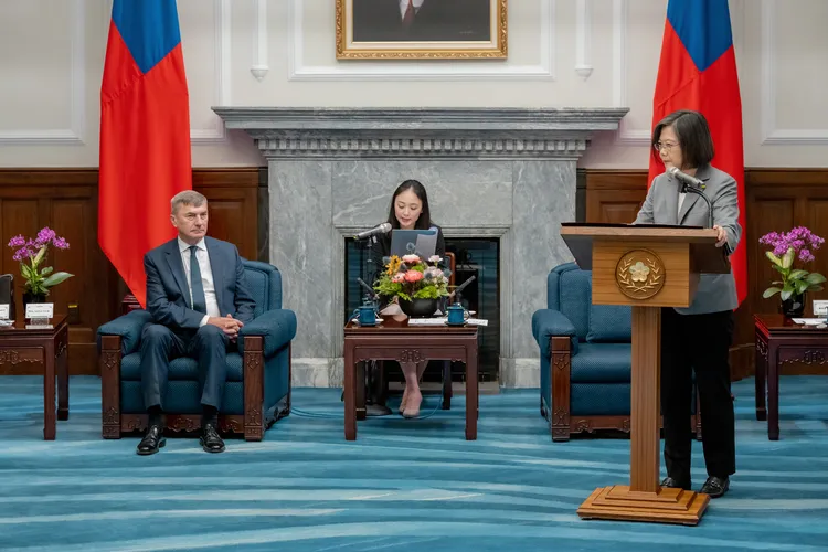 蔡英文說，期待台灣跟訪賓的國家有更多合作，共同守護民主自由價值。總統府提供