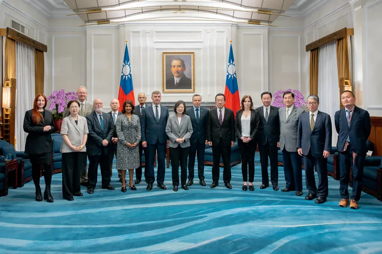 蔡英文與論壇訪賓合影。總統府提供