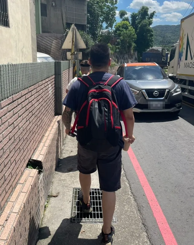 A男離去時拍下對方背影。民眾提供