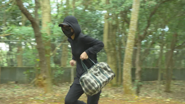 李又汝《市井豪門》當黑衣人來回不斷奔跑。民視提供