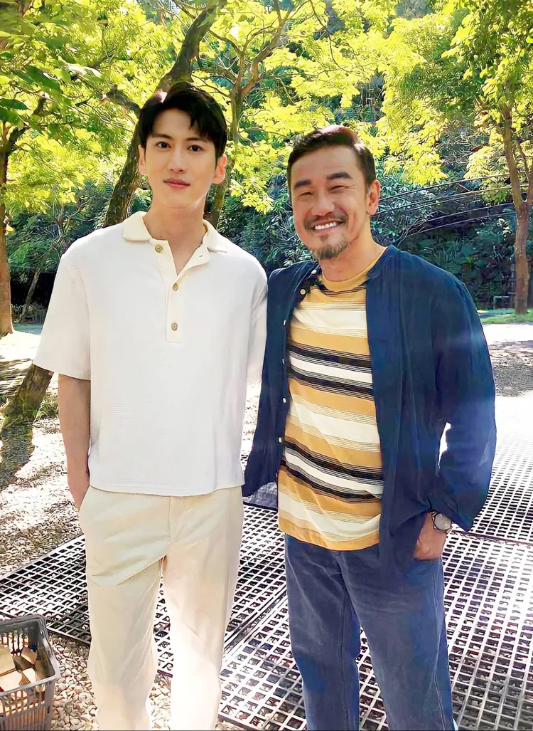 陳為民（右）熟孫沁岳父兄，讚這位年輕人演戲反應快，夠細膩。三立提供
