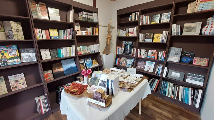 「玉蘭書店」以藝術，特別是裝置藝術為書店主題。凃建豐攝