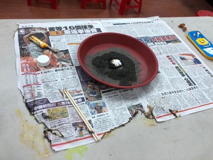 現場正在進行酒精燃燒試驗。讀者提供