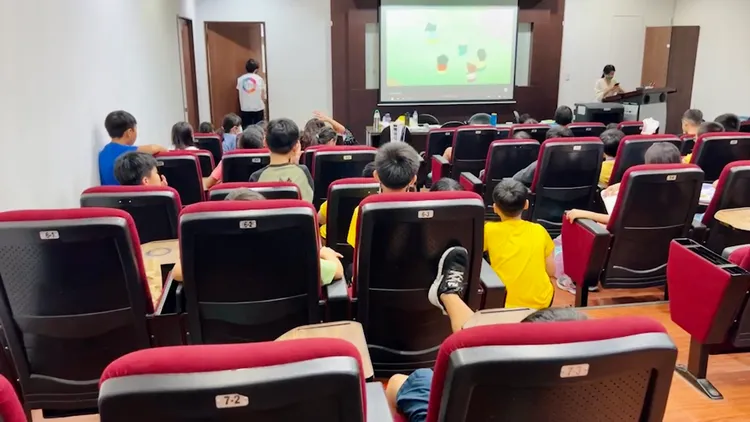 營隊活動暫停，改看影片。讀者提供