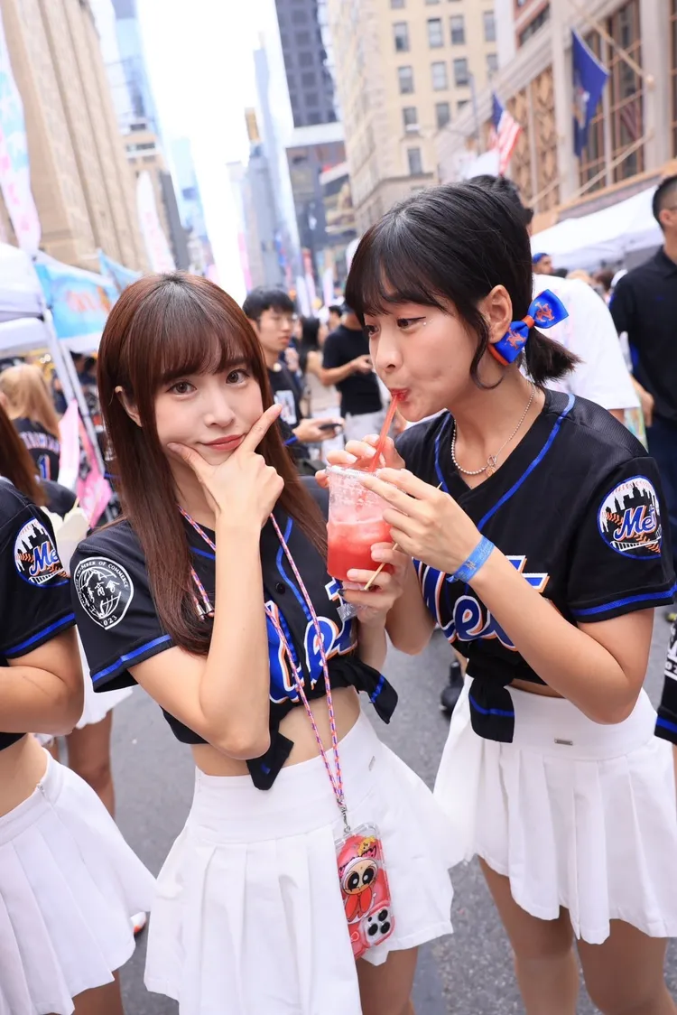 樂天女孩在紐約很吸睛。  樂天桃猿提供