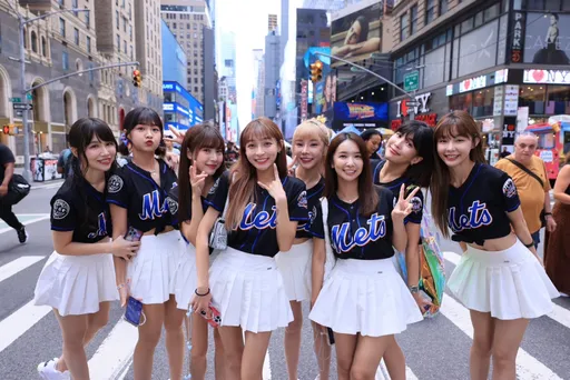 好香!林襄和乐天女孩在纽约时代广场卖珍奶 爆恋春风的Yuri也在