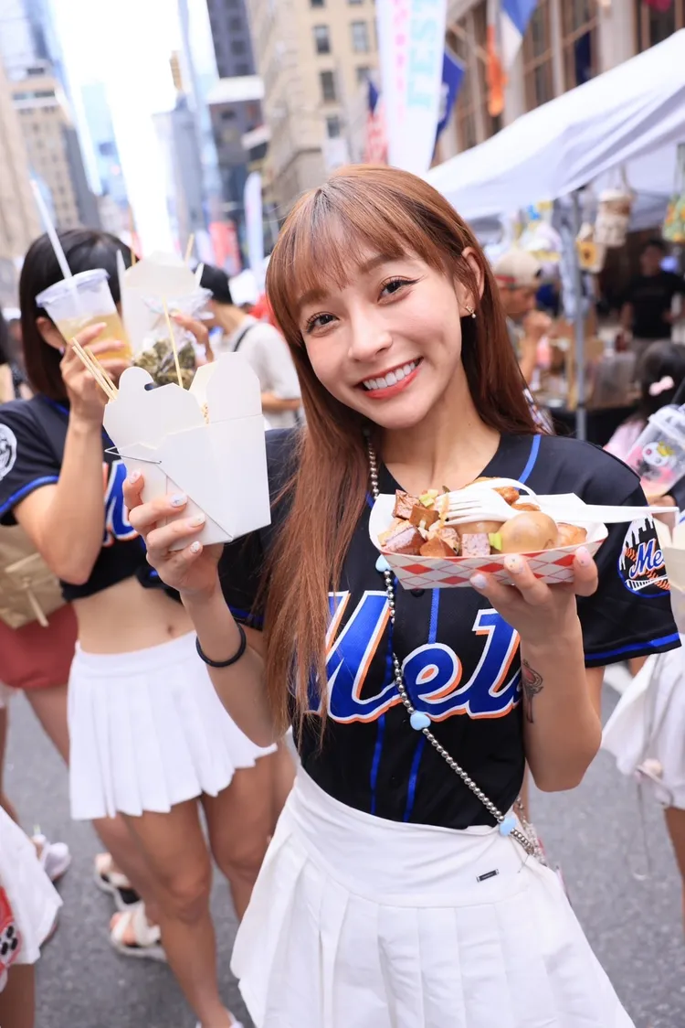 林襄現身紐約街頭。   樂天桃猿提供