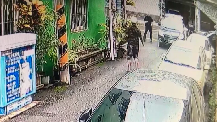 劉男面對追捕，走三步突然轉身就範。讀者提供