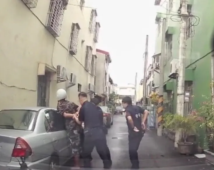 警方在人壓制上銬。讀者提供